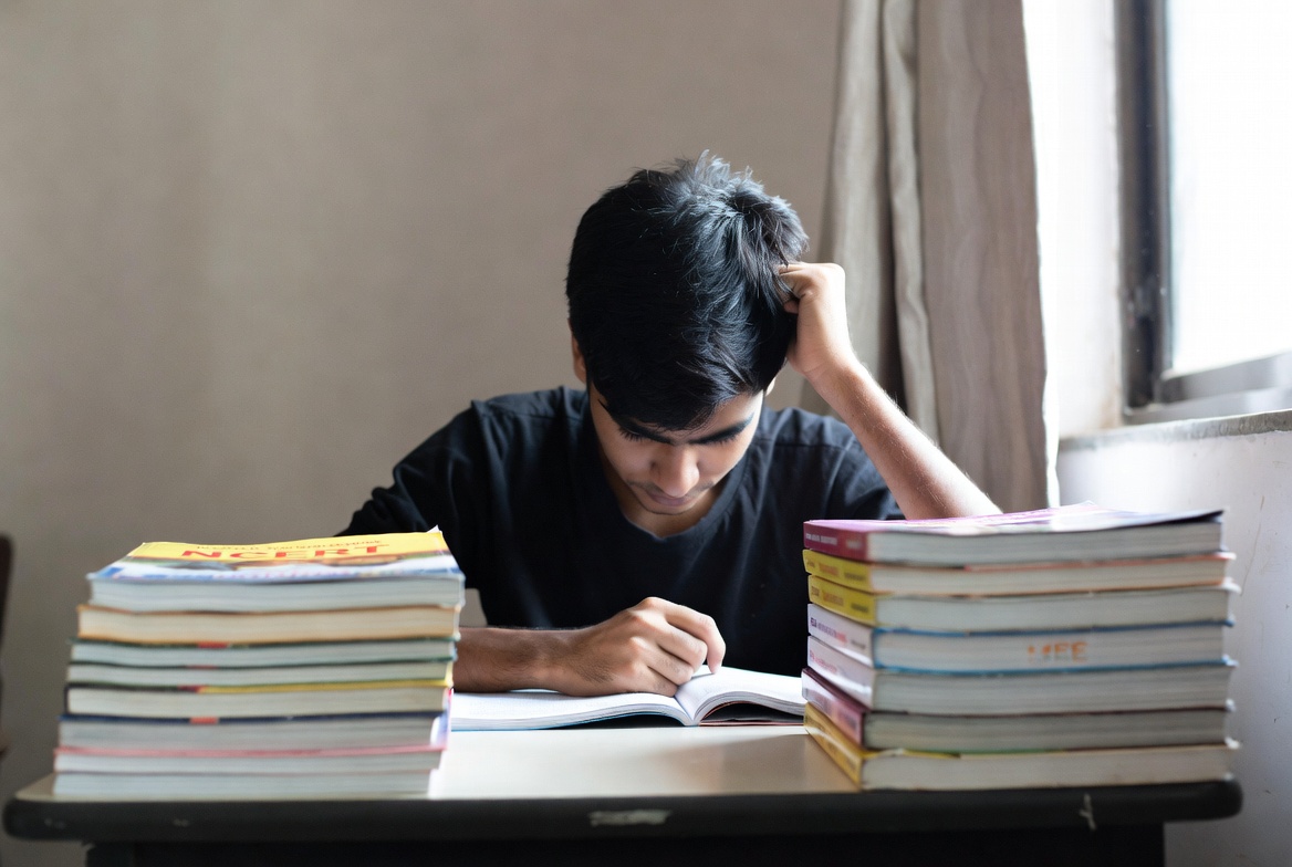 Student comparing NCERT and reference books for JEE 2026 preparation strategy